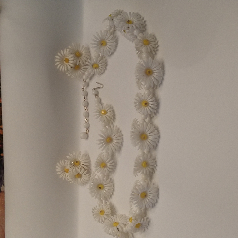 Vintage White Daisy cluster celluloid necklace with clip on earrings